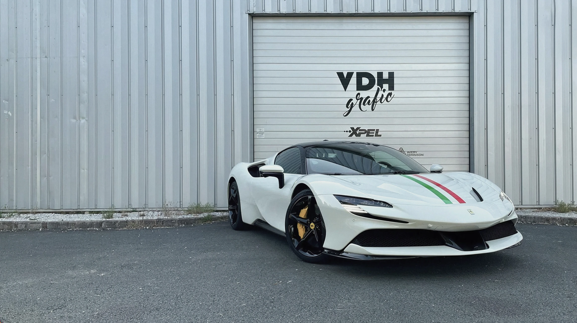 Atelier de covering automobile intérieur, McLaren 570S bleu nuit avec décoration vinyle orange, porte dihédrale ouverte