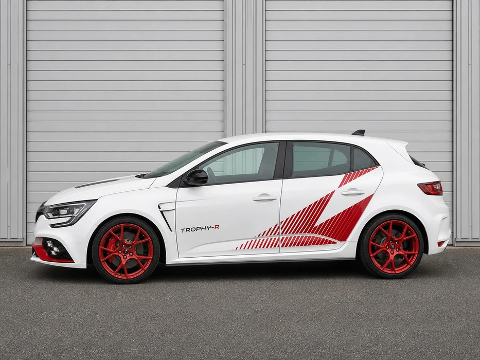 Renault Mégane RS Trophy-R blanche stationnée devant deux portes de garage grises